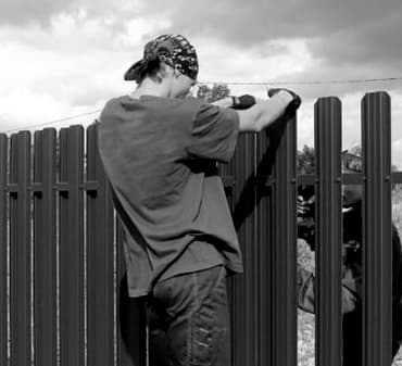 Удобный быстрый монтаж в Алматы забора из евроштакетника